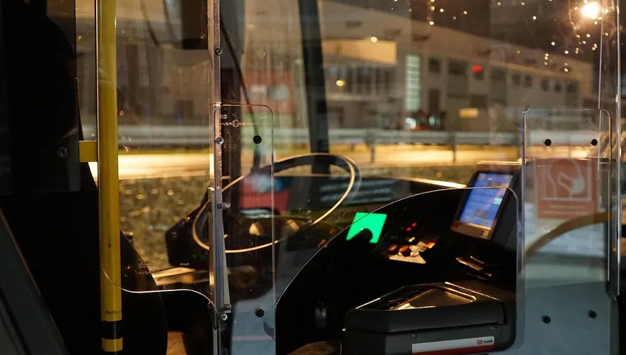 遊覽車挨罰2800稱「傍晚太早開燈」　網揪疑點轟翻