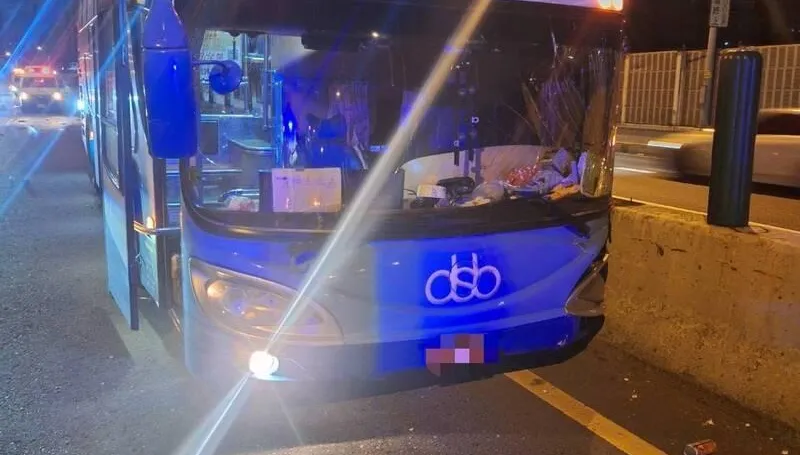 台64線中和段遊覽車高速自撞波及1車　駕駛疑恍神肇事受傷