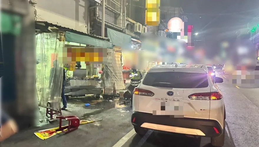 影/屏東內埔51歲男尋仇「開車撞進雞排店」　2人重傷