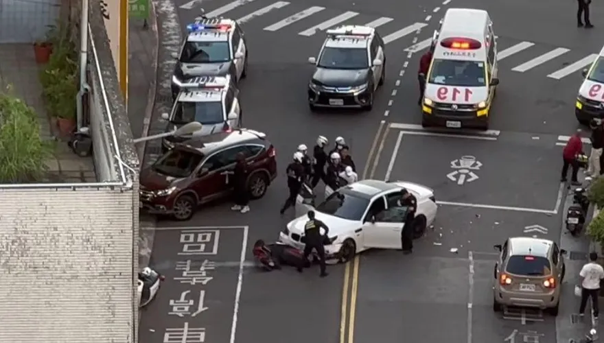 影/追逐視角曝！北市毒蟲拒檢逃撞2車釀2傷　警持槍他嚇到趴地