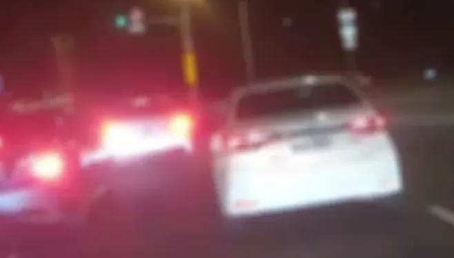 影/內湖駕駛按喇叭提醒前車未打燈！　竟被對方當街亮刀威脅