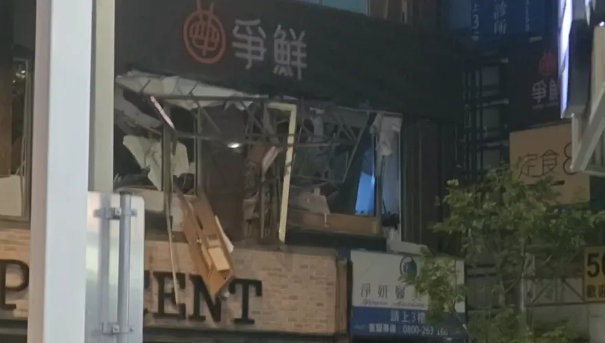 影/「爭鮮、定食8」府中店炸成廢墟！引爆點疑為員工休息室