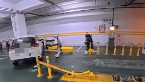 影/iRent失控暴衝停車場！「整座柵欄」撞斷噴飛　驚險畫面曝