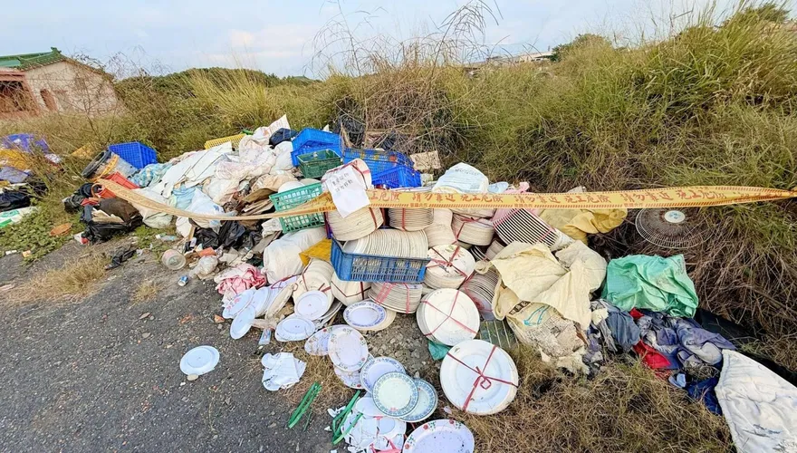 佳冬公墓遭垃圾淹沒！警方環保局火速破案　最高恐罰1500萬