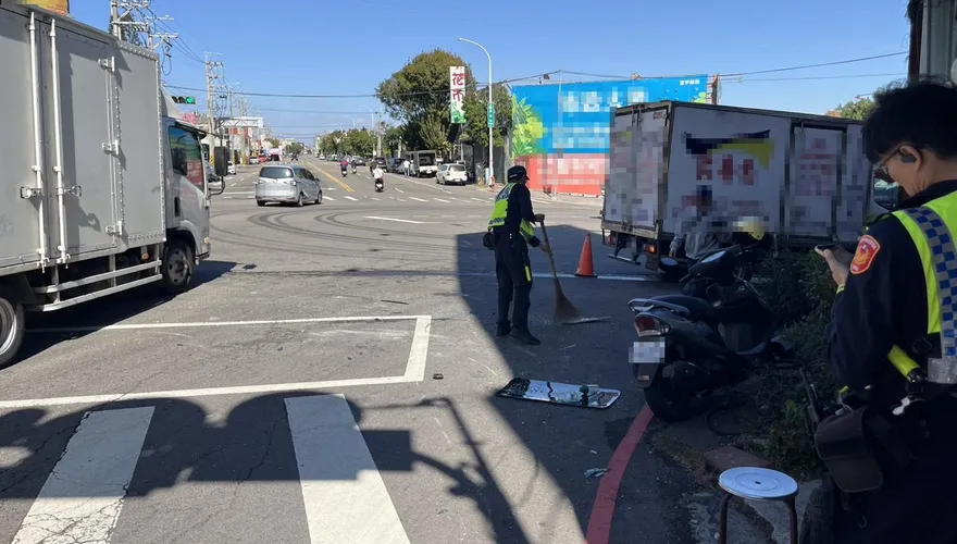 影/台中救護車遭小貨車撞側翻1圈　2醫護、1騎士受傷送醫