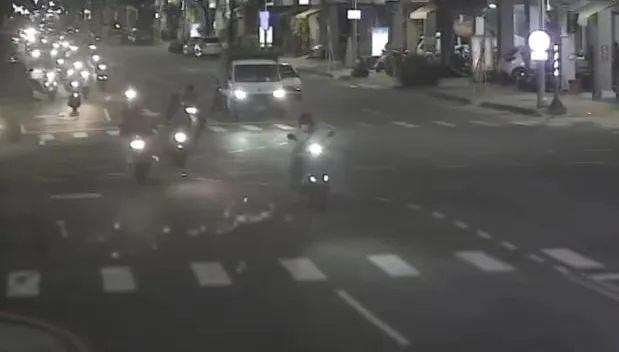 影/高雄翁騎機車皮夾掉「近7萬鈔票滿地飛」　民眾幫撿回