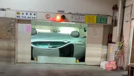 影/高雄停車塔出事！車輛墜落「90度側翻」卡梯口