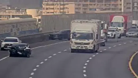 國2南桃園段「3車連環撞」！　轎車車頭嚴重扭曲變形