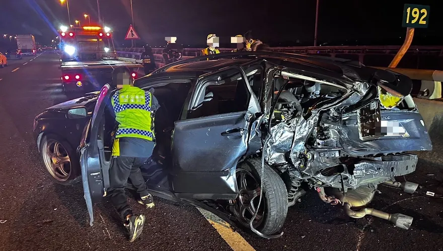 轎車打滑故障停國3中線車道　廂型車煞車不及追撞4人傷