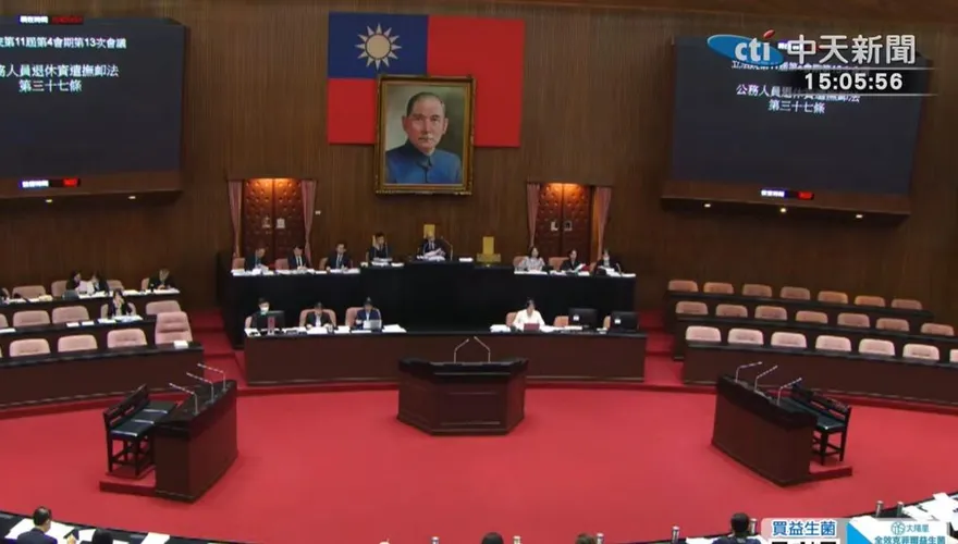 停砍公教年金三讀　蘇一峰曝綠硬幹又三輸：賠了夫人又折兵