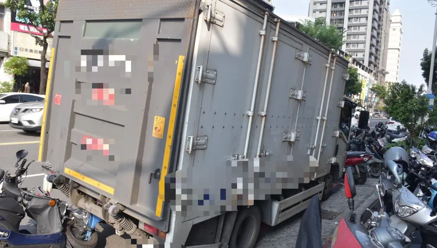 影/疑閃避違規車出事！高雄甲等巡佐騎車撞貨車喪命