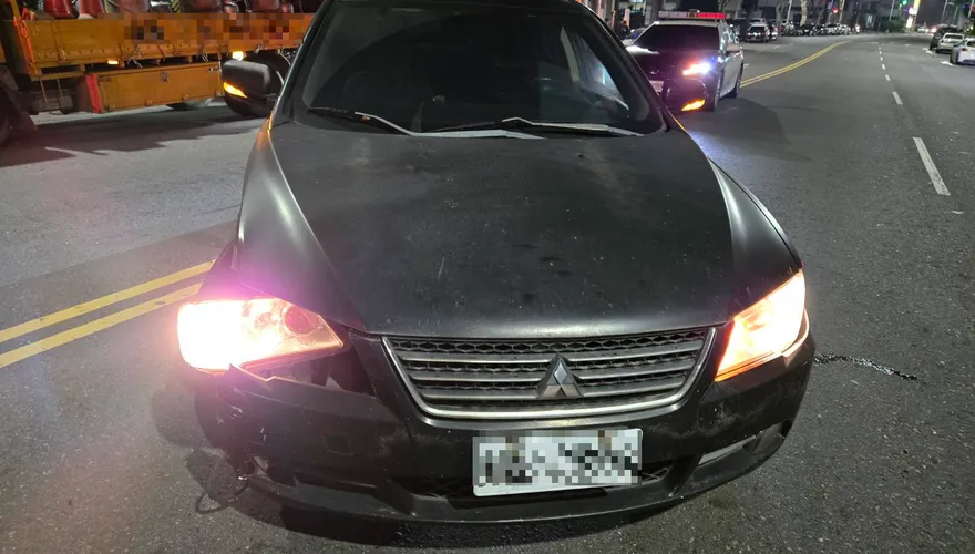 高雄驚見「醉警察」！酒駕高速追撞被2大過免職