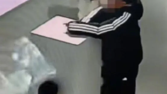 影/慘了！陸童趴玻璃櫃「哈氣擦拭」讓母拍照　弄倒百萬黃金鳳冠
