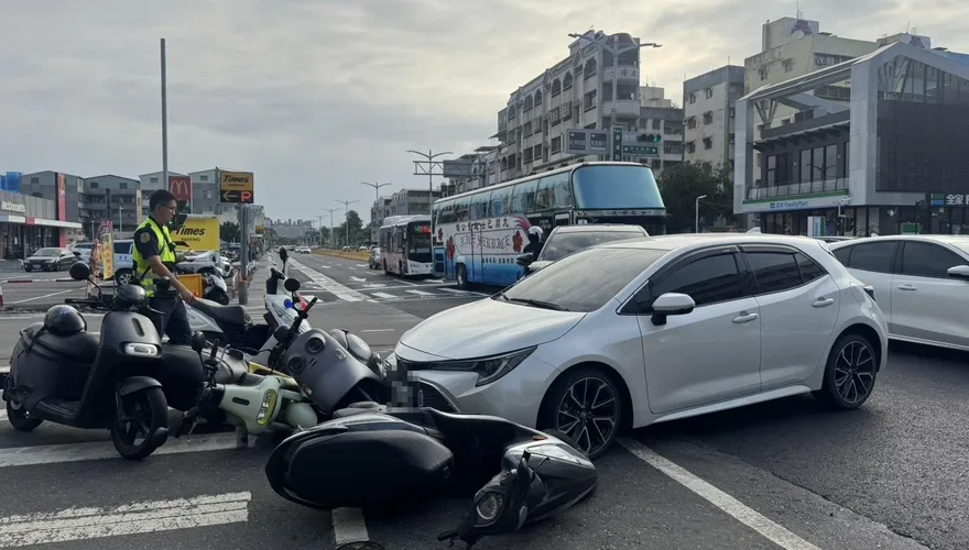 影/高雄女駕車搶快左轉未禮讓遭撞飛！待轉區4機車6人急送醫