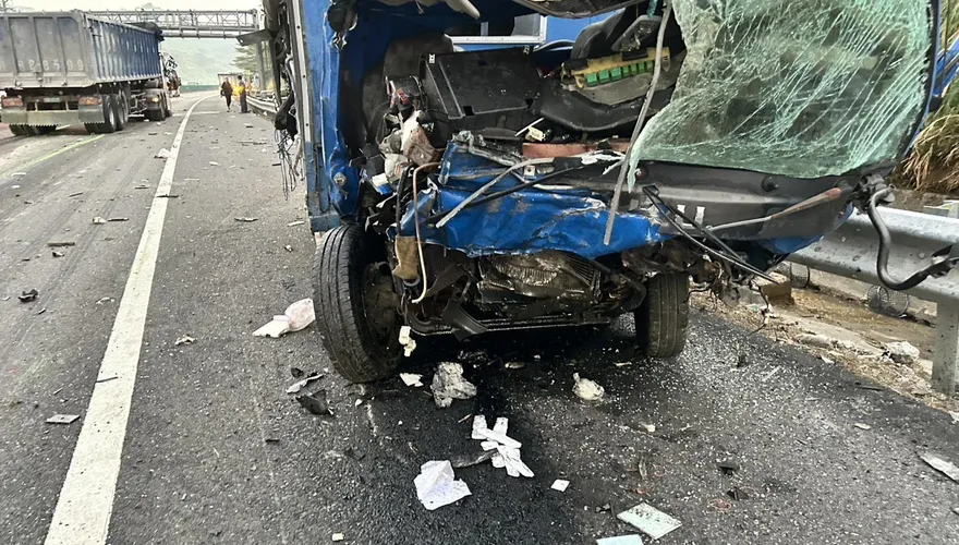 國10小貨車輾壓掉落帆布自撞　3車連環撞「車頭全毀」