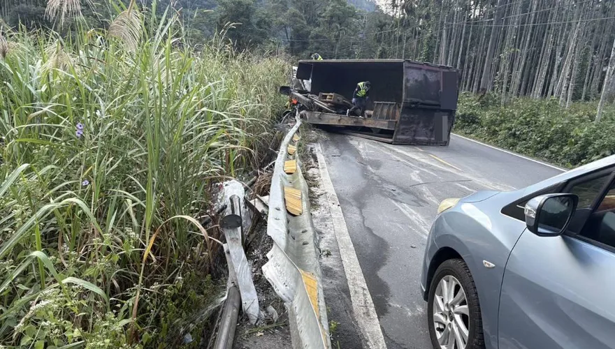 南投埔里大貨車「煞車失靈」撞護欄翻覆　夫妻受傷送醫