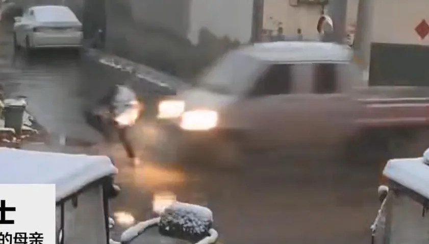 影/剛下校車！陸男童過馬路遭車「撞飛」　驚悚瞬間曝光