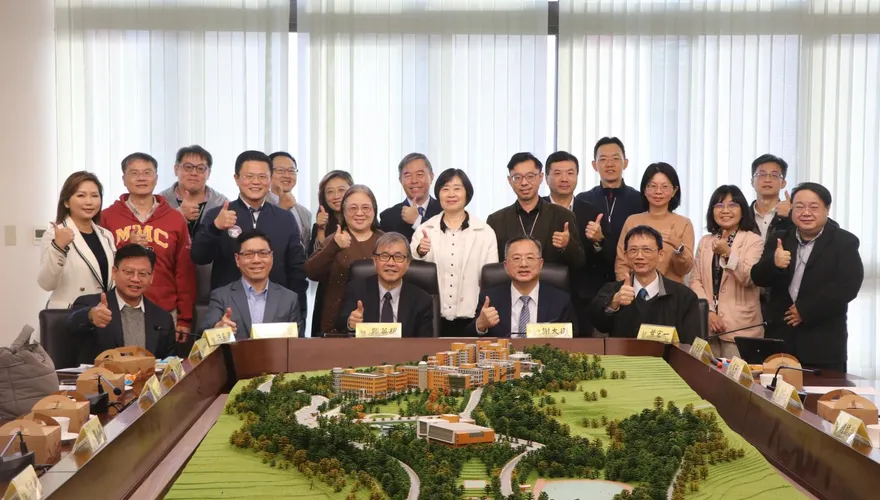 教育部長鄭英耀訪馬偕醫大　肯定辦學特色深化高教對話