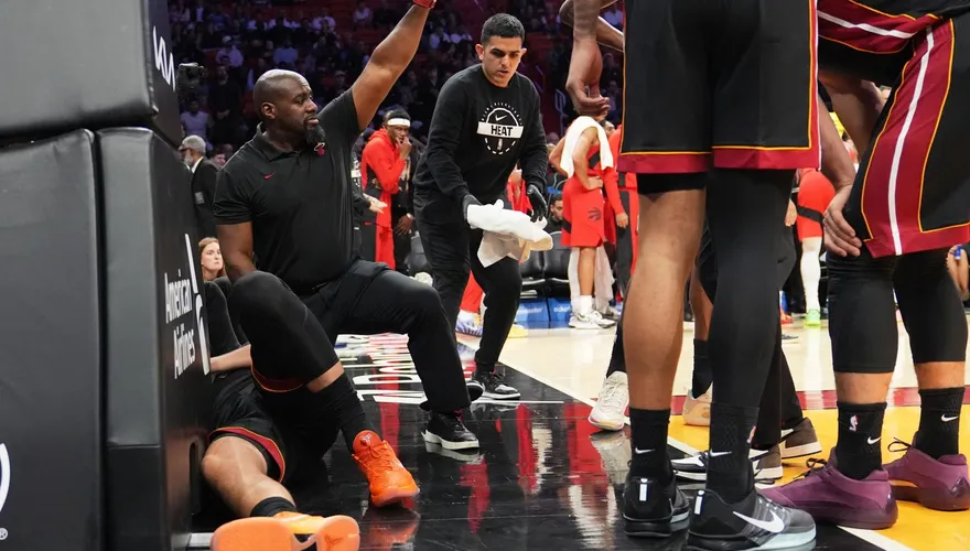 NBA/熱火中鋒灌籃被犯規　屁股著地重摔「傷退還偷笑」
