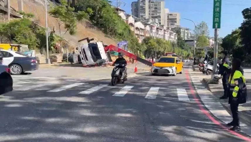 新北汐止吊車施工不慎翻覆　橫躺車道癱瘓交通