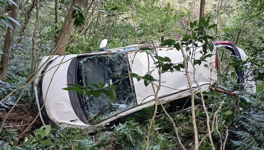 影/新北瑞芳轎車墜落山谷　女駕駛受困警消急救援