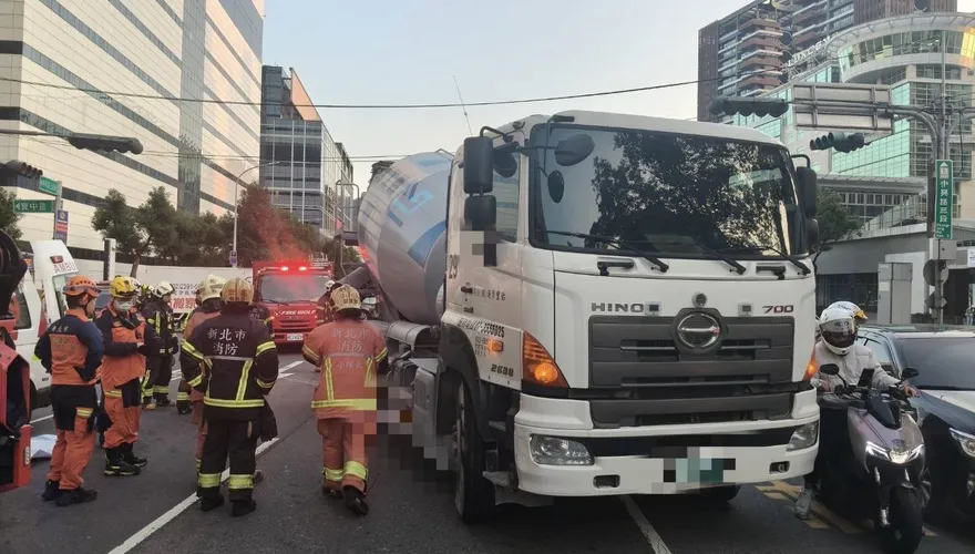 新店水泥預拌車擦撞機車　女騎士遭輾當場死亡