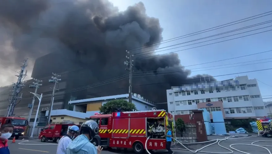 影/高雄大發工業區塑膠廠大火　濃煙竄天鄰廠急疏散員工