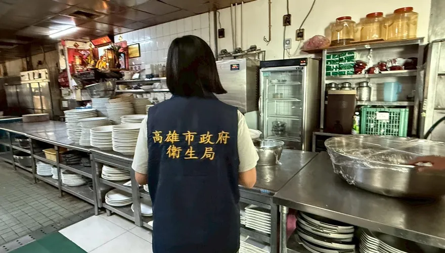 影/高雄某餐廳驚傳「11人食物中毒」　衛生局急採檢體送驗