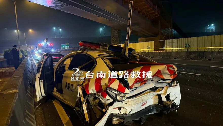 影/台南國道警方出事！處理事故到一半「巡邏車遭高速追撞」