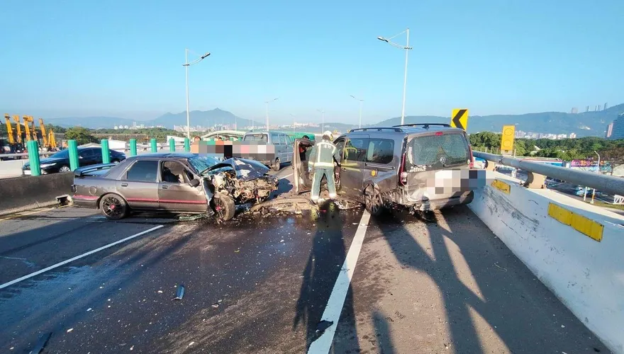 北市洲美快速道路慘烈車禍！「3車追撞」嚴重損毀
