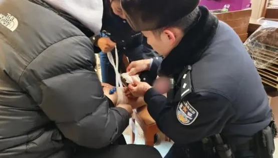 影/別鐵齒！-20度未穿棉褲遊大街　陸男腿部血管爆裂噴湧而出