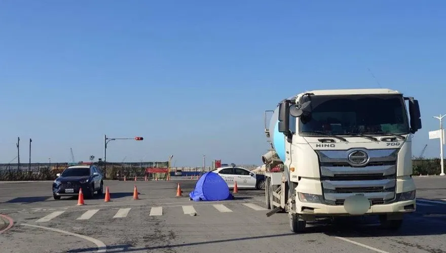 影/高雄楠梓大貨車左轉撞重機　34歲男騎士不治身亡
