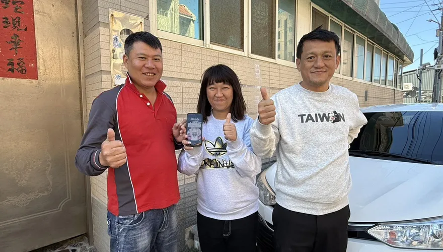 台中清潔隊班長「神器」水溝救手機　他竟是25年前軍中同袍