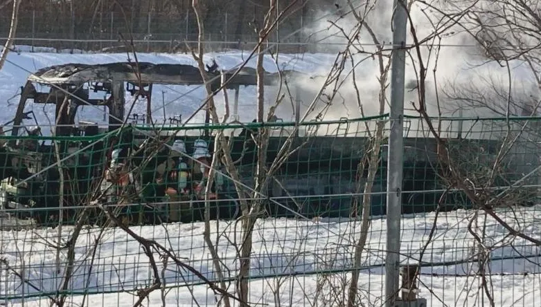 影/公路驚魂！北海道機場巴士突陷火海　41人緊急逃生