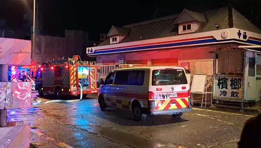 南方澳加油站旁倉庫冒煙起火　消防到場處理中無人受困
