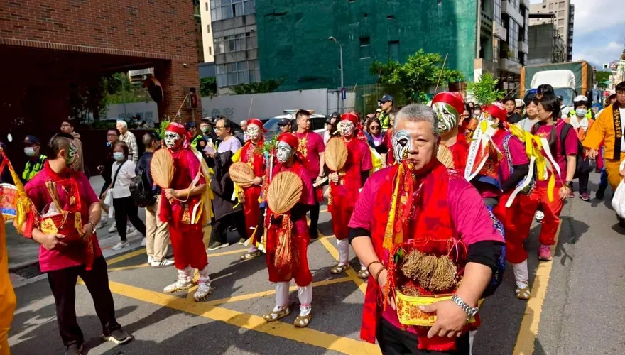 青山王神轎後神秘隊伍曝光　還願將腳默默跟隨九年