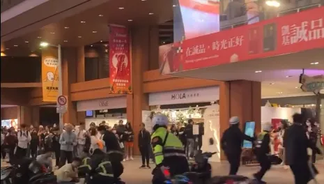 張文衝進百貨砍人　路人直擊傷者悲喊：請轉告我父母「我愛他們」