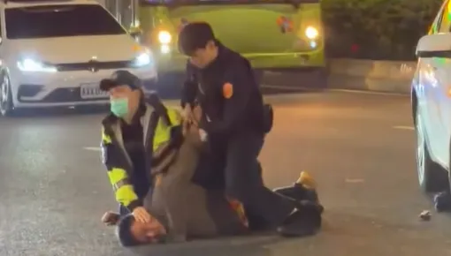 善導寺也爆隨機攻擊！酒醉男遭警方壓制逮捕送辦