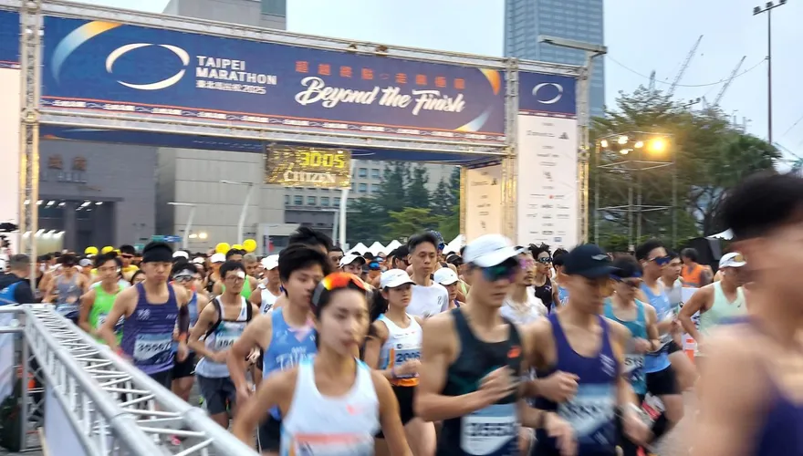 台北馬拉松/施育佐生涯全馬首完賽奪冠　張芷瑄首封后