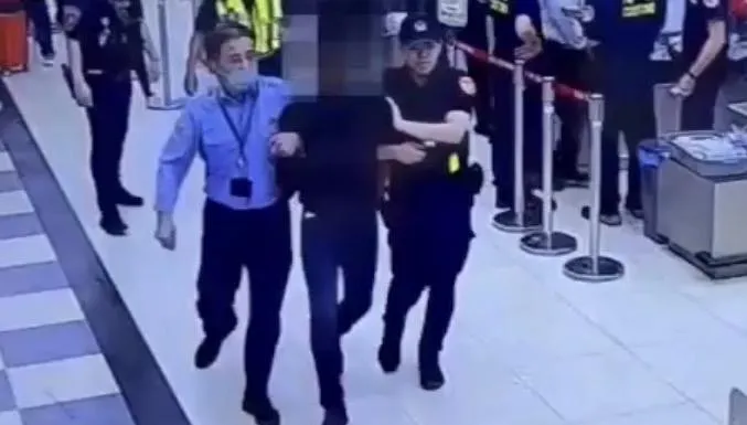 影/高雄小港機場驚見緊急狀況！反恐巡邏航警逮攜毒外籍男