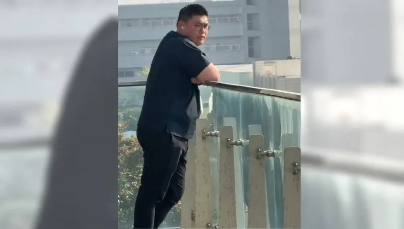 「白博士」空降海委會年薪破百萬　基層爆：整天躲天台講電話