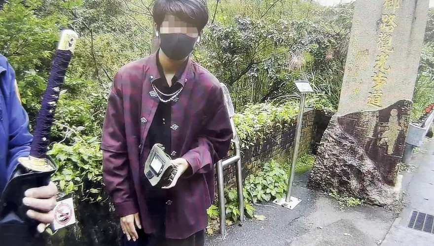 台南男揹「60CM武士刀」現身九份！　警方包圍送辦