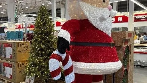 好市多「巨型聖誕老人」超吸睛！家長笑：小孩想抱回家