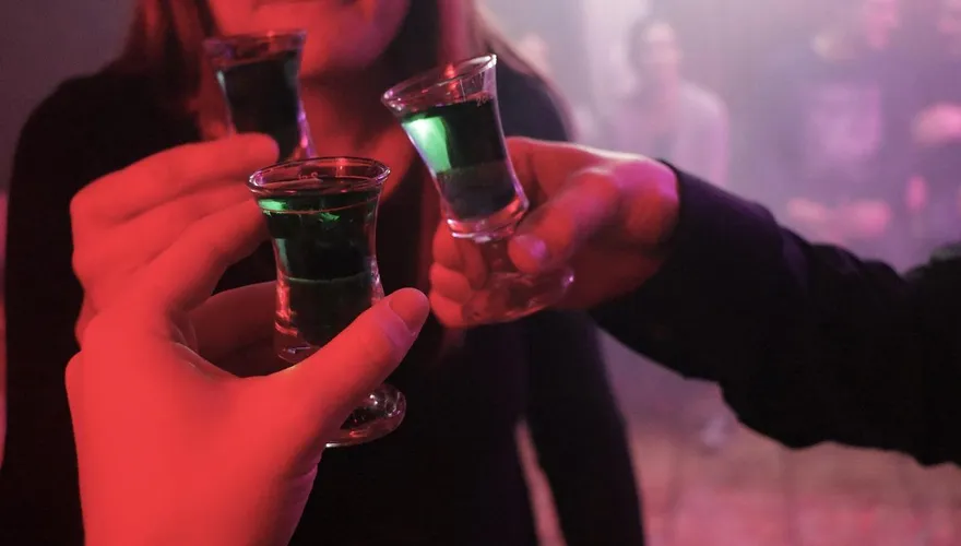 「甜食+酒精+熬夜」年末3連擊！　醫：恐釀腸胃、心血管急症