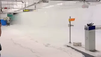 倒車誤撞消防系統！停車場「泡沫狂噴」...秒變滑雪場