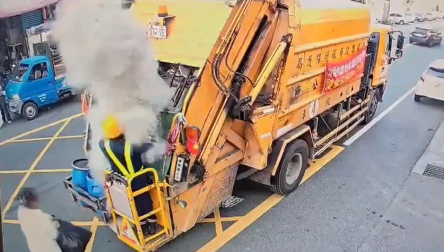 影/整袋金紙灰丟垃圾車！南投清潔員「瞬間被灰塵淹沒」