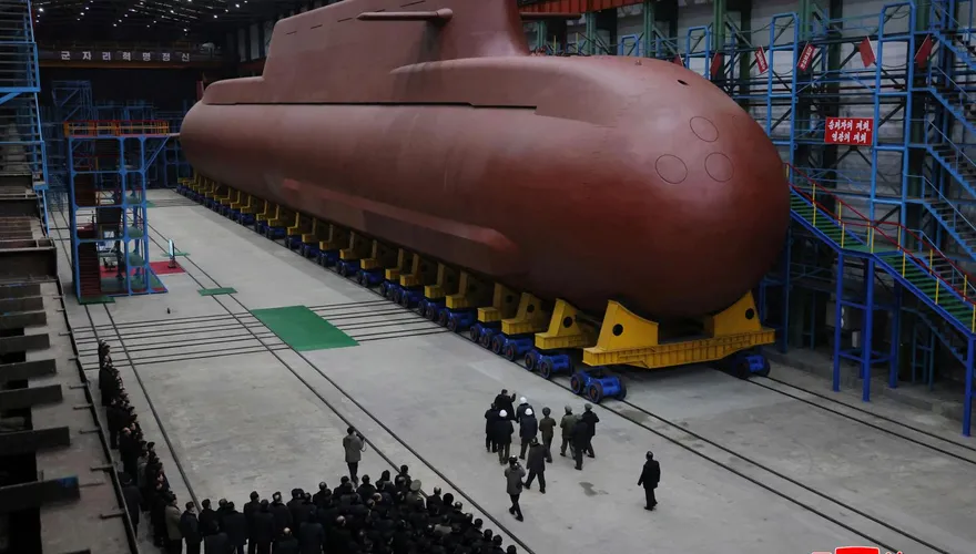 秀肌肉！北韓試射新型防空飛彈　同步曝光「核動力潛艦」