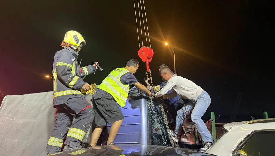 影/驚悚車禍！高雄台88快速道路4車連環撞　1人受困急送醫