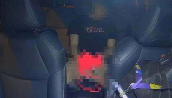 威脅運將國道飆車：讓你下課！　脫序男「脫褲尿整車」下場慘了