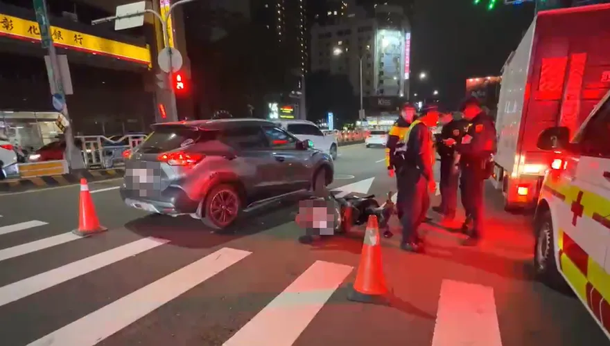 影/台中轎車迴轉釀連環撞！65歲騎士骨頭外露搶救中
